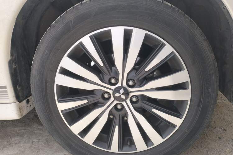 Used Mitsubishi Outlander 2021 2.4L 4x4 Zhi Xiang Edition 7 Seats Right Front Wheel Hub