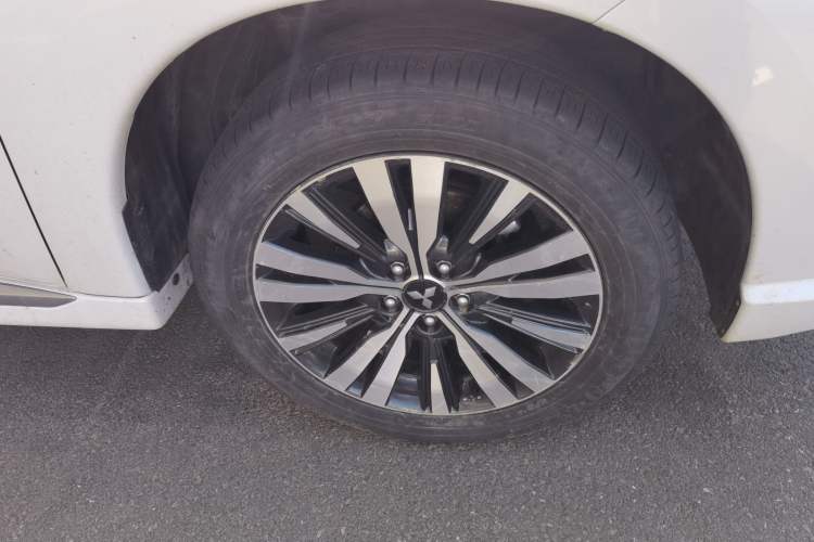 Used Mitsubishi Outlander 2021 Revised Version 2.0L Two-Wheel Drive Comfort Edition 5 Seats Right Front Wheel Hub