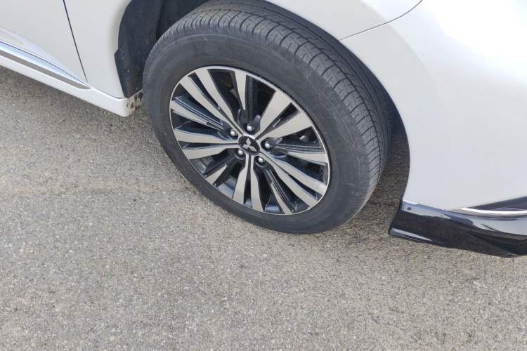 Used Mitsubishi Outlander 2021 2.4L 4x4 Comfort Edition 5 Seats Right Front Wheel Hub