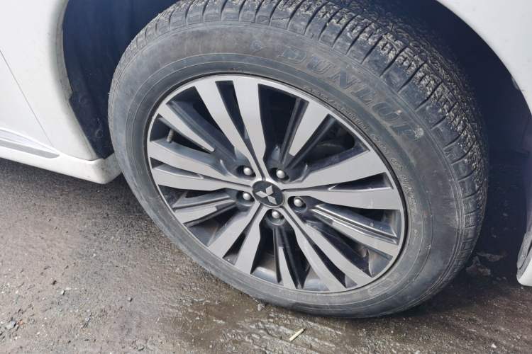 Used Mitsubishi Outlander 2021 Revised Version 2.0L Two-Wheel Drive Comfort Edition 5 Seats Right Front Wheel Hub