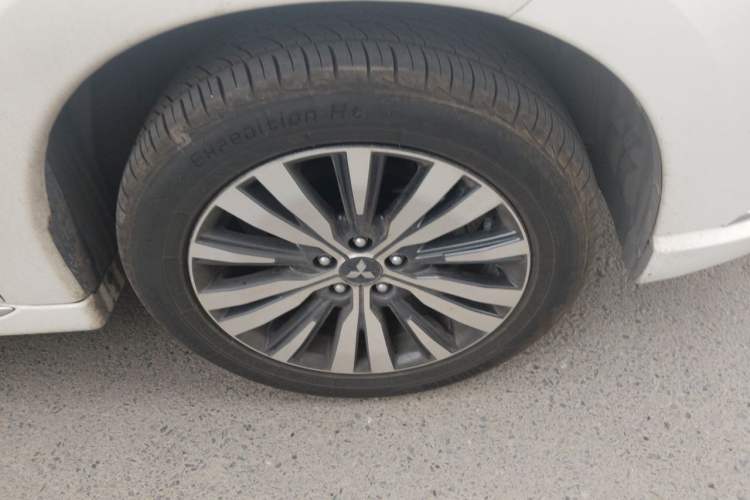 Used Mitsubishi Outlander 2021 2.0L Two-Wheel Drive Comfort Edition 7 Seats Right Front Wheel Hub