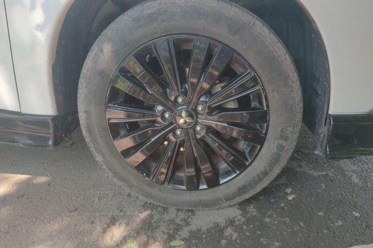 Used Mitsubishi Outlander 2021 2.4L 4x4 DynaDrive Edition 5 Seats Right Front Wheel Hub