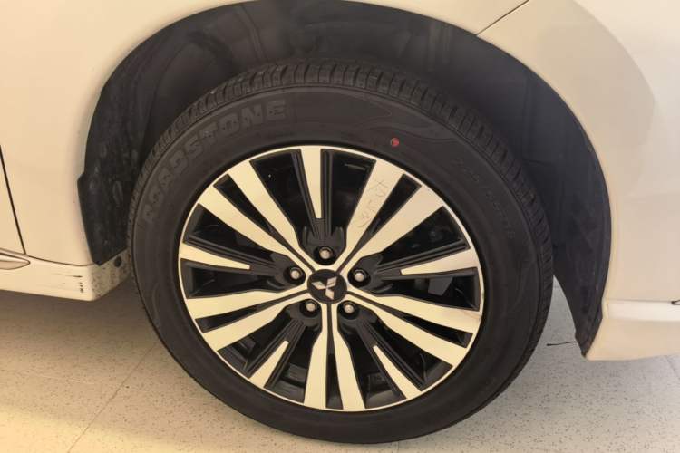 Used Mitsubishi Outlander 2021 2.4L 4x4 Zhi Xiang Edition 7 Seats Right Front Wheel Hub