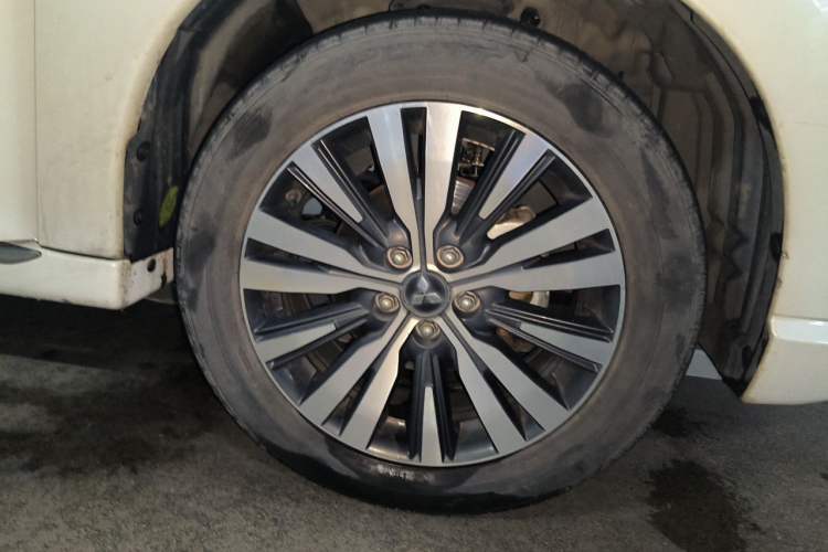 Used Mitsubishi Outlander 2021 Revised Version 2.0L Two-Wheel Drive Enjoyment Edition 5 Seats Right Front Wheel Hub