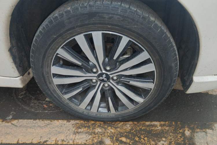 Used Mitsubishi Outlander 2021 Revised Version 2.0L Two-Wheel Drive Comfort Edition 5 Seats Right Front Wheel Hub