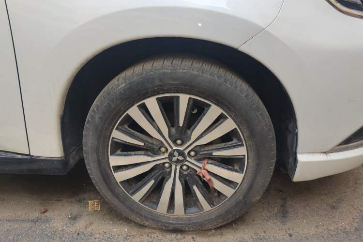 Used Mitsubishi Outlander 2021 2.0L Two-Wheel Drive Comfort Edition 5 Seats Right Front Wheel Hub