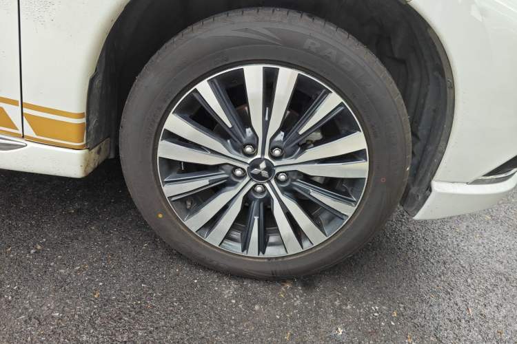 Used Mitsubishi Outlander 2021 Revised Version 2.0L Two-Wheel Drive Comfort Edition 5 Seats Right Front Wheel Hub