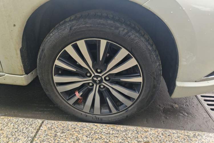 Used Mitsubishi Outlander 2021 Revised Version 2.0L Two-Wheel Drive Comfort Edition 5 Seats Right Front Wheel Hub