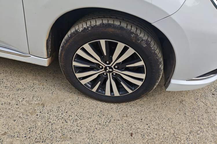 Used Mitsubishi Outlander 2021 2.0L Two-Wheel Drive Comfort Edition 7 Seats Right Front Wheel Hub