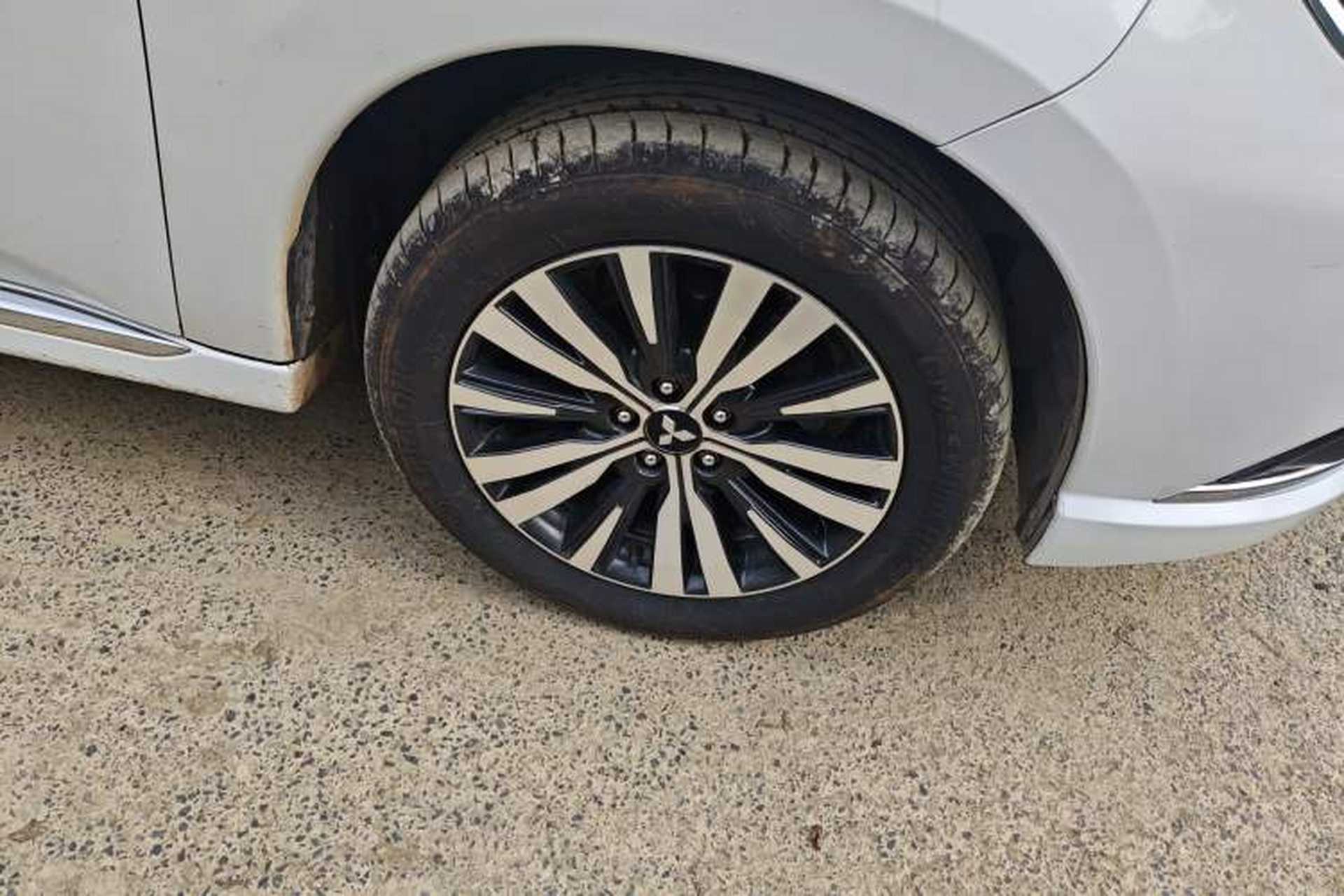 Used Mitsubishi Outlander 2021 2.0L Two-Wheel Drive Comfort Edition 7 Seats Right Front Wheel Hub