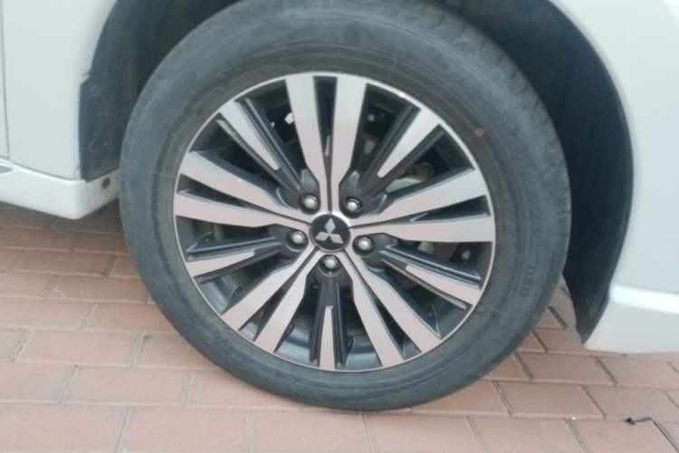 Used Mitsubishi Outlander 2021 2.4L 4x4 Zhi Xiang Edition 7 Seats Right Front Wheel Hub