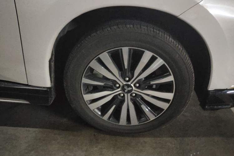 Used Mitsubishi Outlander 2021 2.4L 4x4 Zhi Xiang Edition 7 Seats Right Front Wheel Hub