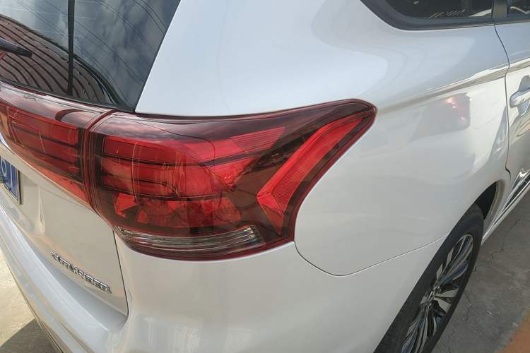 Used Mitsubishi Outlander 2021 Revised Version 2.0L Two-Wheel Drive Comfort Edition 5 Seats Right Rear Taillight