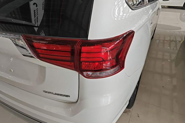 Used Mitsubishi Outlander 2021 2.0L Two-Wheel Drive Comfort Edition 5 Seats Right Rear Taillight