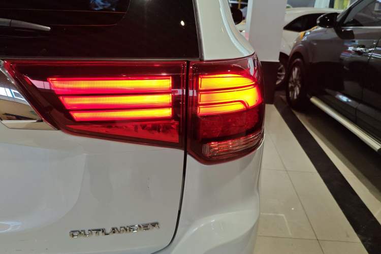 Used Mitsubishi Outlander 2021 Revised Version 2.0L Two-Wheel Drive Comfort Edition 5 Seats Right Rear Taillight