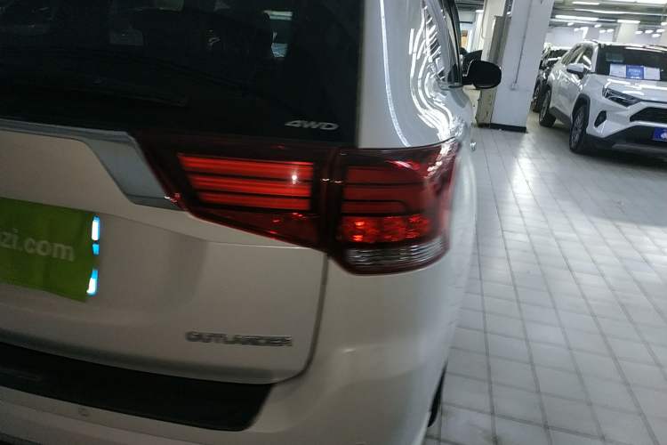 Used Mitsubishi Outlander 2021 2.4L 4x4 Zhi Xiang Edition 7 Seats Right Rear Taillight