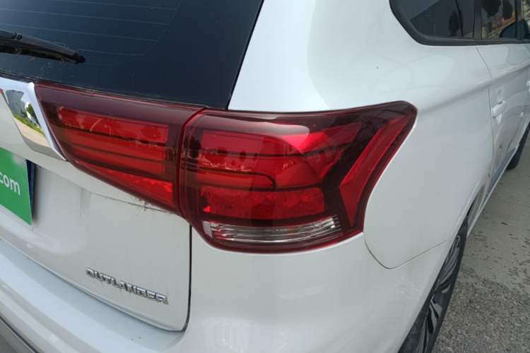 Used Mitsubishi Outlander 2021 2.0L Two-Wheel Drive Comfort Edition 7 Seats Right Rear Taillight