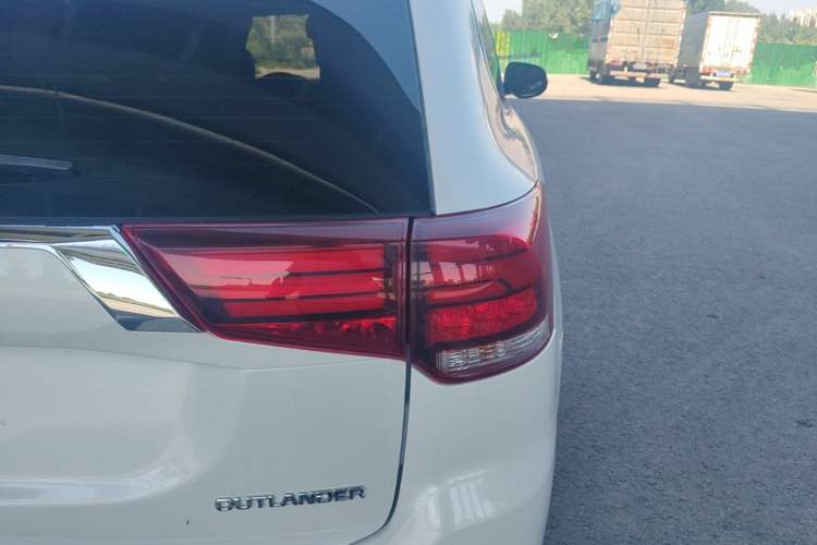 Used Mitsubishi Outlander 2021 2.0L Two-Wheel Drive Comfort Edition 5 Seats Right Rear Taillight