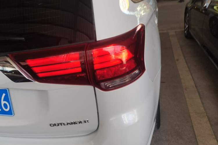 Used Mitsubishi Outlander 2021 Revised Version 2.0L Two-Wheel Drive Enjoyment Edition 5 Seats Right Rear Taillight