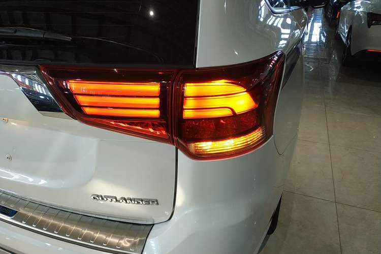 Used Mitsubishi Outlander 2021 Revised Version 2.0L Two-Wheel Drive Enjoyment Edition 5 Seats Right Rear Taillight