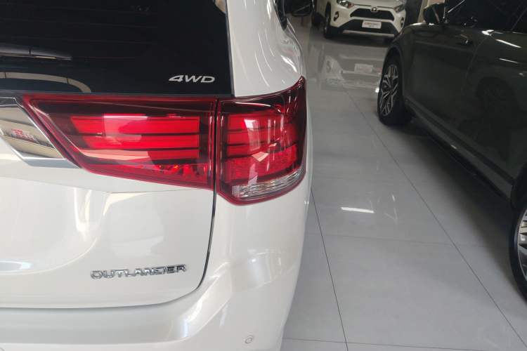 Used Mitsubishi Outlander 2021 2.4L 4x4 Zhi Xiang Edition 7 Seats Right Rear Taillight