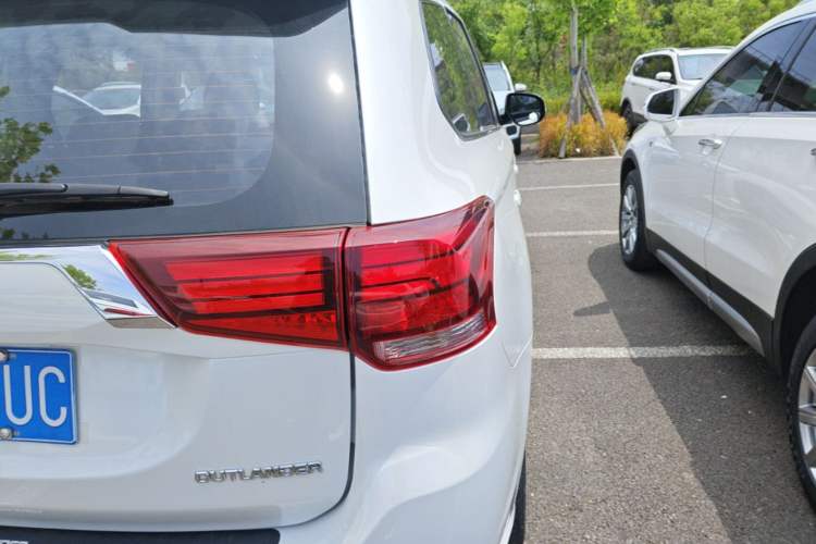 Used Mitsubishi Outlander 2021 Revised Version 2.0L Two-Wheel Drive Comfort Edition 5 Seats Right Rear Taillight