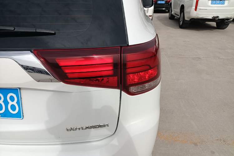 Used Mitsubishi Outlander 2021 2.0L Two-Wheel Drive Comfort Edition 5 Seats Right Rear Taillight