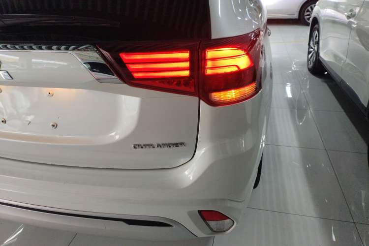 Used Mitsubishi Outlander 2021 Revised Version 2.0L Two-Wheel Drive Comfort Edition 5 Seats Right Rear Taillight