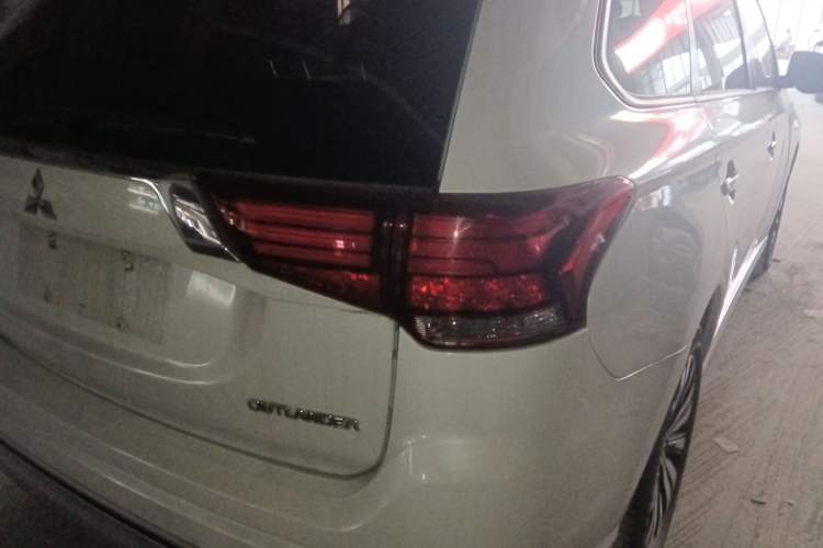 Used Mitsubishi Outlander 2021 2.0L Two-Wheel Drive Comfort Edition 5 Seats Right Rear Taillight