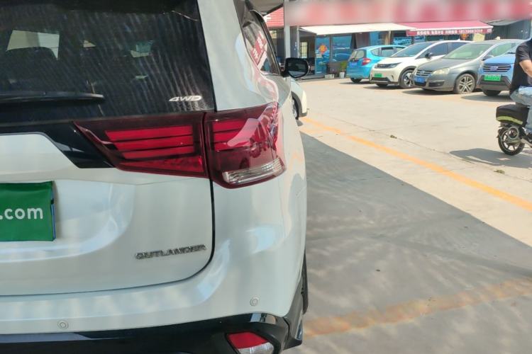 Used Mitsubishi Outlander 2021 2.4L 4x4 DynaDrive Edition 5 Seats Right Rear Taillight