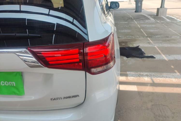 Used Mitsubishi Outlander 2021 2.0L Two-Wheel Drive Comfort Edition 5 Seats Right Rear Taillight