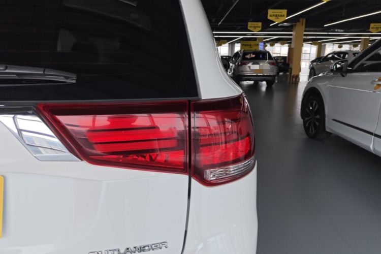 Used Mitsubishi Outlander 2021 2.0L Two-Wheel Drive Comfort Edition 5 Seats Right Rear Taillight