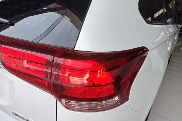 Used Mitsubishi Outlander 2021 2.0L Two-Wheel Drive Comfort Edition 5 Seats Right Rear Taillight