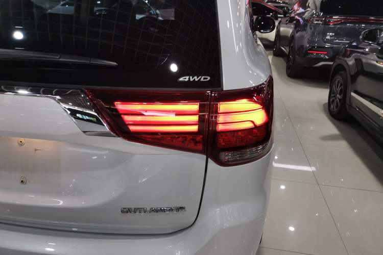 Used Mitsubishi Outlander 2021 2.4L 4x4 Zhi Xiang Edition 7 Seats Right Rear Taillight