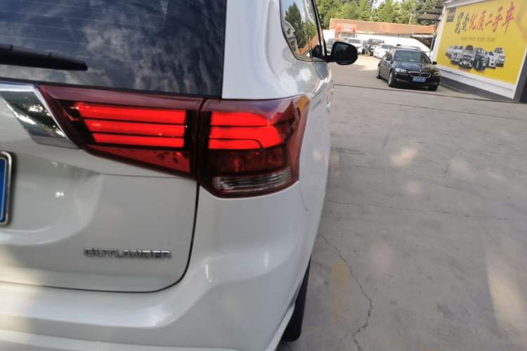 Used Mitsubishi Outlander 2021 2.0L Two-Wheel Drive Comfort Edition 5 Seats Right Rear Taillight