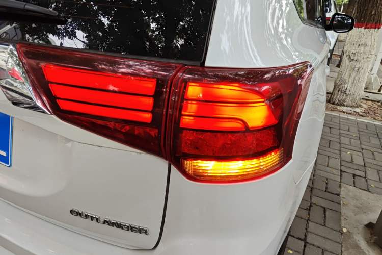 Used Mitsubishi Outlander 2021 Revised Version 2.0L Two-Wheel Drive Comfort Edition 5 Seats Right Rear Taillight