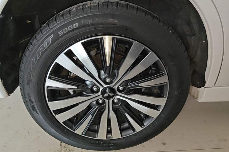 Used Mitsubishi Outlander 2021 2.0L Two-Wheel Drive Comfort Edition 5 Seats Right Rear Wheel Hub