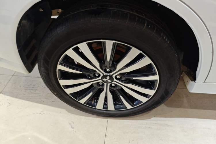 Used Mitsubishi Outlander 2021 Revised Version 2.0L Two-Wheel Drive Comfort Edition 5 Seats Right Rear Wheel Hub