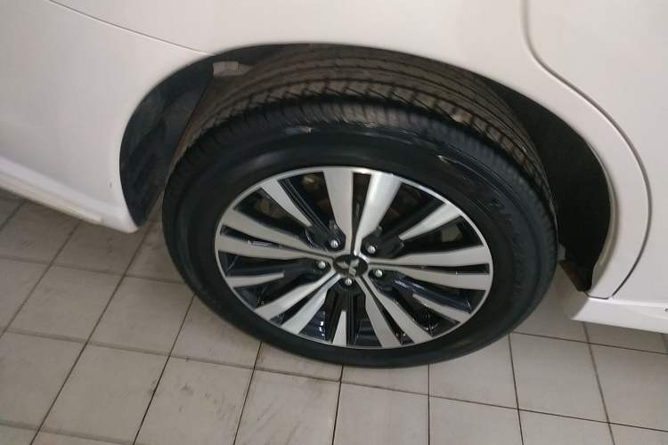 Used Mitsubishi Outlander 2021 2.4L 4x4 Zhi Xiang Edition 7 Seats Right Rear Wheel Hub