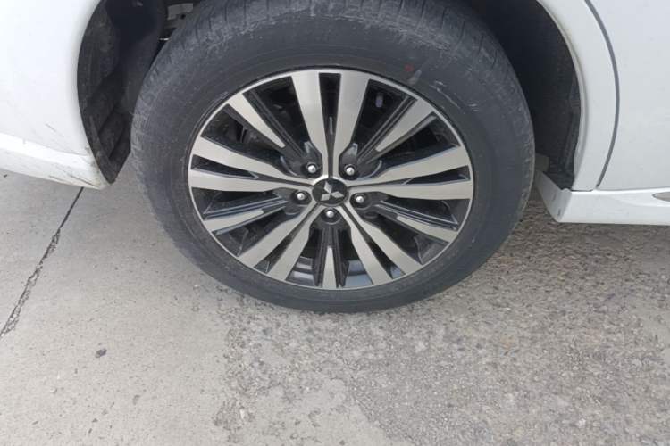 Used Mitsubishi Outlander 2021 2.0L Two-Wheel Drive Comfort Edition 7 Seats Right Rear Wheel Hub