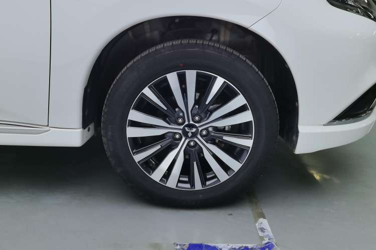 Used Mitsubishi Outlander 2021 Revised Version 2.0L Two-Wheel Drive Comfort Edition 5 Seats Right Rear Wheel Hub