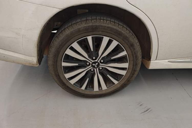Used Mitsubishi Outlander 2021 Revised Version 2.0L Two-Wheel Drive Comfort Edition 5 Seats Right Rear Wheel Hub