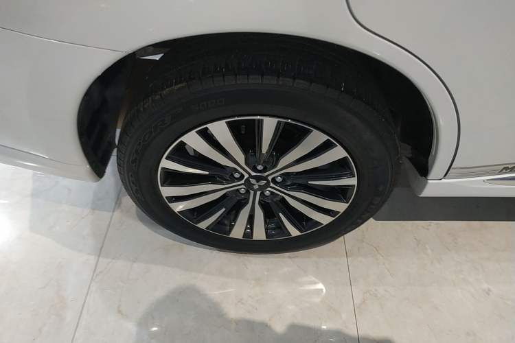 Used Mitsubishi Outlander 2021 Revised Version 2.0L Two-Wheel Drive Enjoyment Edition 5 Seats Right Rear Wheel Hub