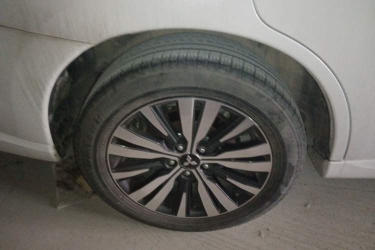 Used Mitsubishi Outlander 2021 2.0L Two-Wheel Drive Comfort Edition 5 Seats Right Rear Wheel Hub