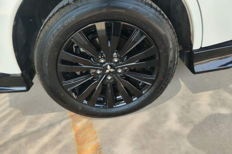 Used Mitsubishi Outlander 2021 2.4L 4x4 DynaDrive Edition 5 Seats Right Rear Wheel Hub
