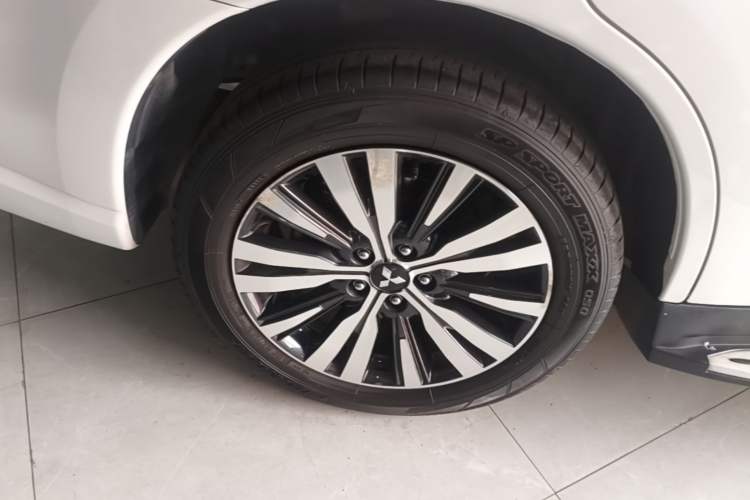 Used Mitsubishi Outlander 2021 2.4L 4x4 Zhi Xiang Edition 7 Seats Right Rear Wheel Hub