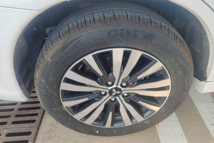 Used Mitsubishi Outlander 2021 2.0L Two-Wheel Drive Comfort Edition 5 Seats Right Rear Wheel Hub