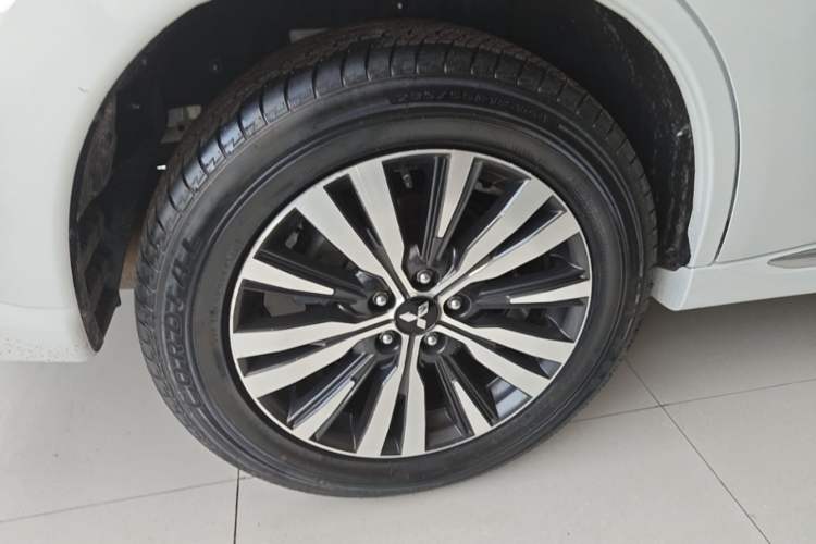 Used Mitsubishi Outlander 2021 2.0L Two-Wheel Drive Comfort Edition 5 Seats Right Rear Wheel Hub