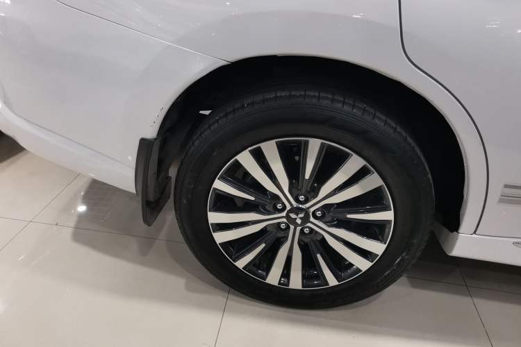 Used Mitsubishi Outlander 2021 2.4L 4x4 Zhi Xiang Edition 7 Seats Right Rear Wheel Hub