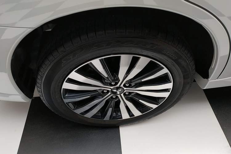 Used Mitsubishi Outlander 2021 Revised Version 2.0L Two-Wheel Drive Comfort Edition 5 Seats Right Rear Wheel Hub